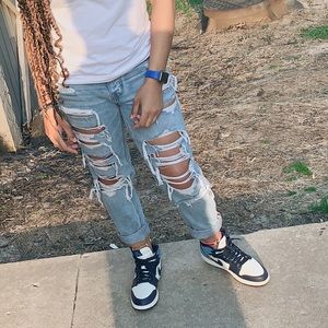 American eagle distressed tomgirl jeans